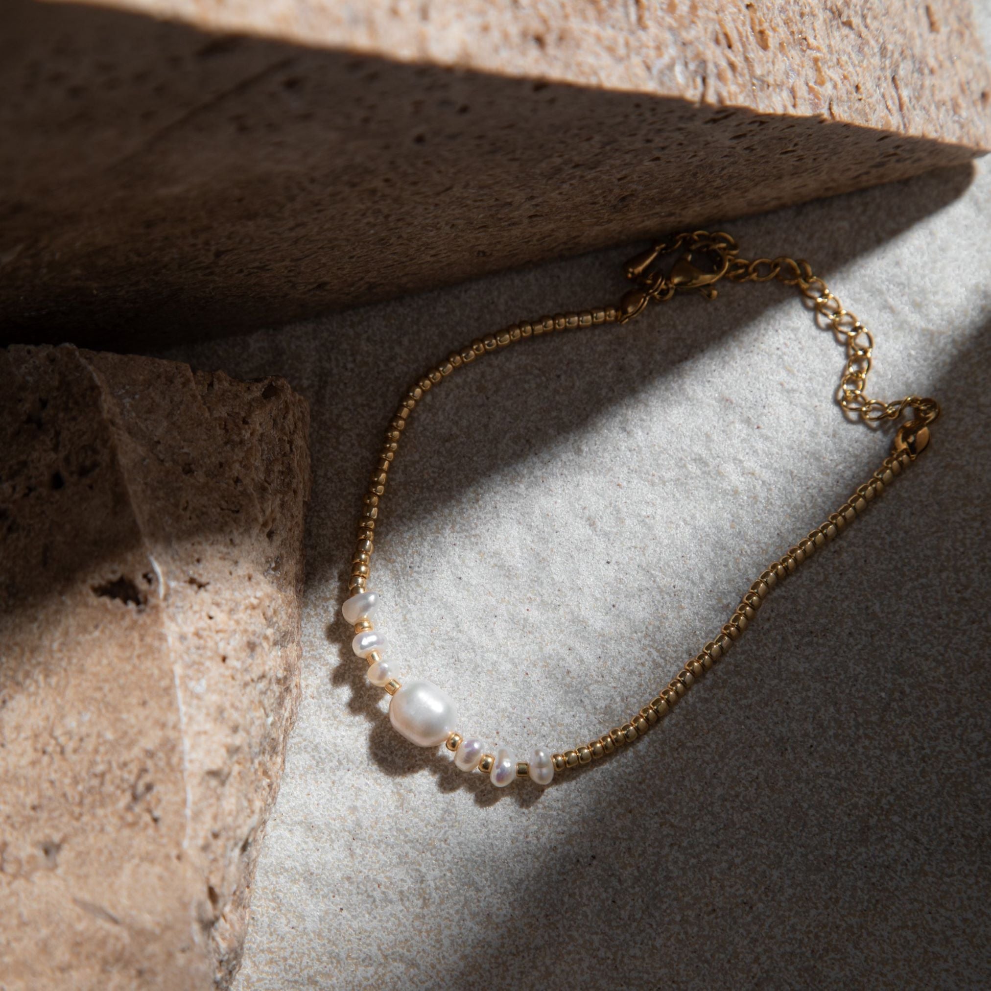 Pearl Bracelet – gold beaded bracelet with large and small water pearls